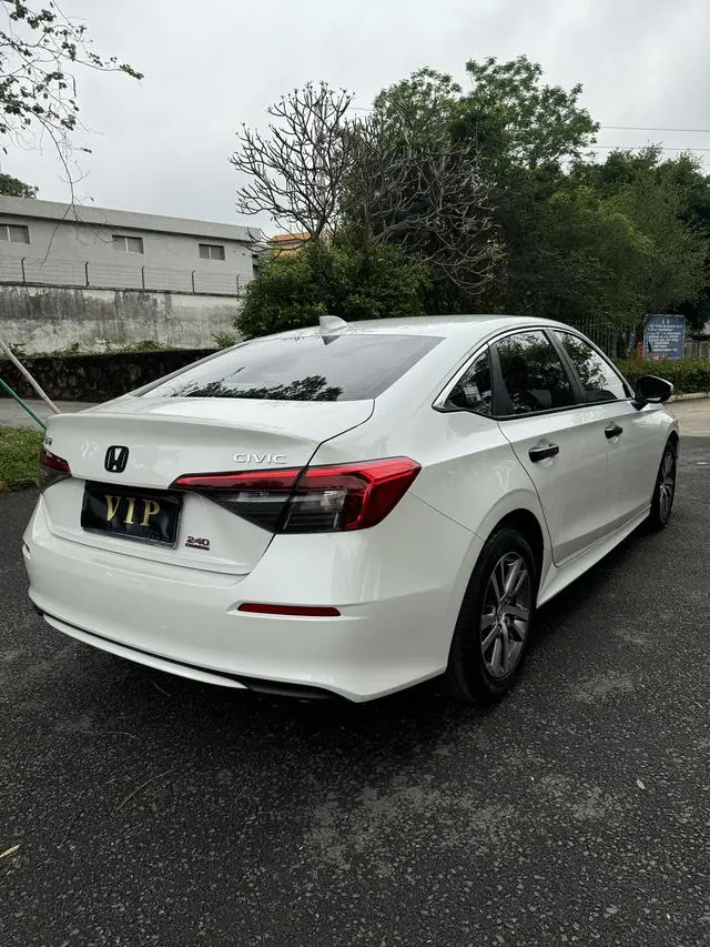 Honda Civic 240TURBO CVT Momentum Edition
