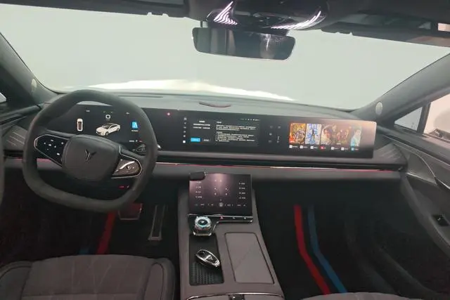VOYAH Lantu chasing light PHEV Ultra-long battery life, four-wheel drive executive edition