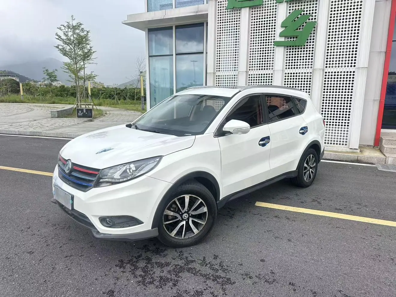 Dongfeng Fengguang Scenery 580 1.5T CVT comfort type