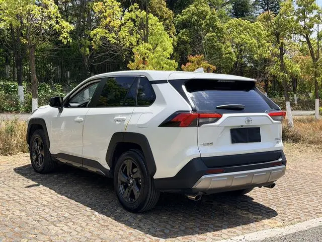 TOYOTA RAV4 Rongfang 2.0L CVT four-wheel drive fashion version