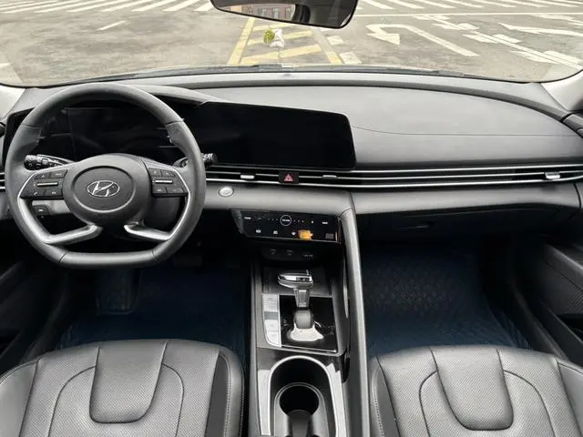 Hyundai Elantra 1.5L CVT LUX Premium Edition