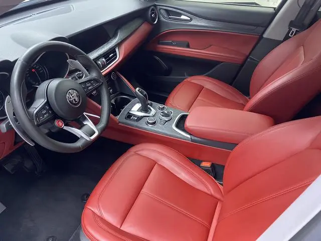 Alfa Romeo Stelvio 2.0T 280HP Deluxe Edition
