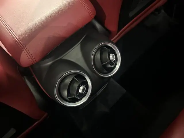 Alfa Romeo Stelvio 2.0T 200HP Deluxe Edition