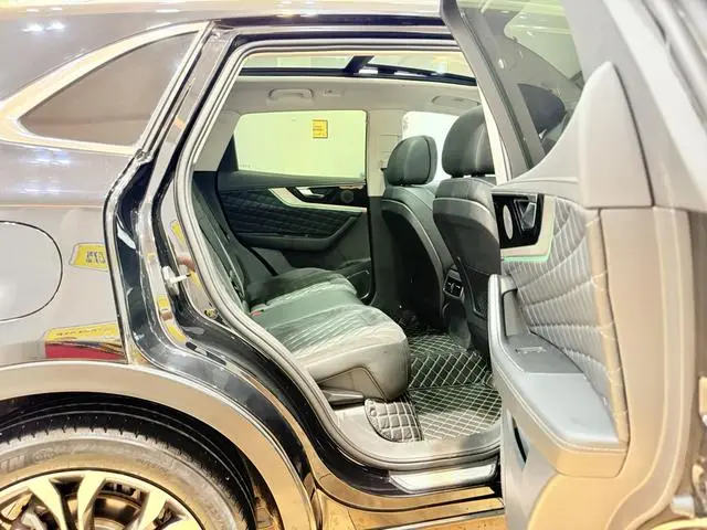 Hongqi Hongqi HS5 2.0T Zhilian flag collar four-wheel drive version