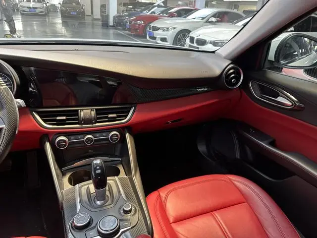 Alfa Romeo Giulia 2.0T 200HP Deluxe Edition