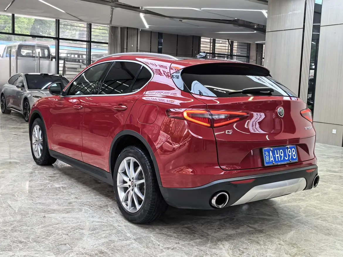 Alfa Romeo Stelvio 2.0T 200HP Deluxe Edition