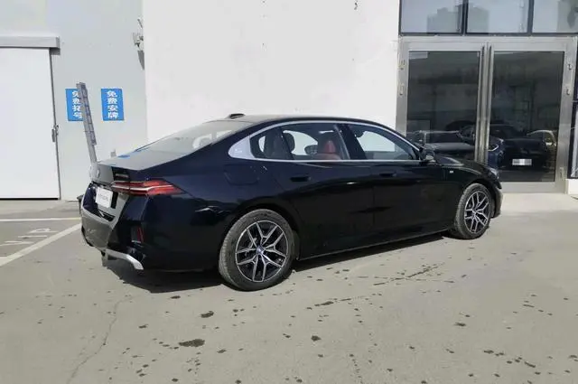 BMW BMW i5 eDrive35L M sports suit
