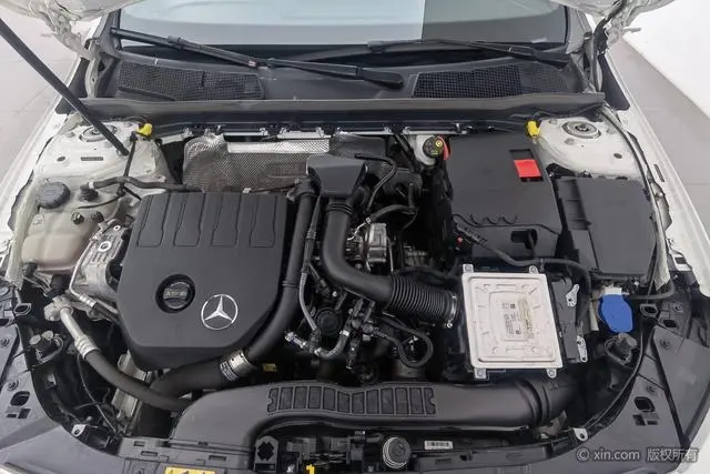 Mercedes-Benz Mercedes-Benz A-class Facelift A 180 L sports sedan