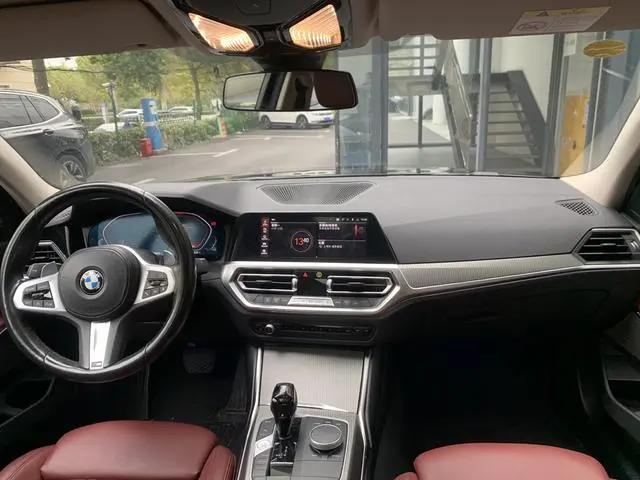 BMW BMW 3 Series 330i M Sports Yao Ye Suit