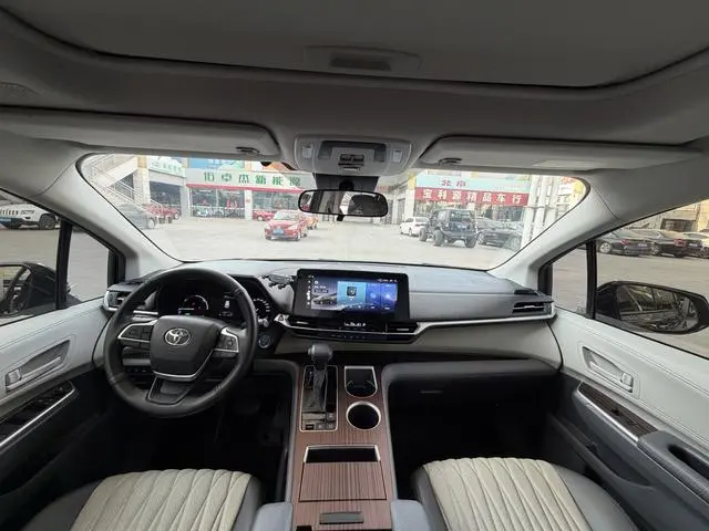 TOYOTA Saina 2.5L Hybrid Deluxe Edition