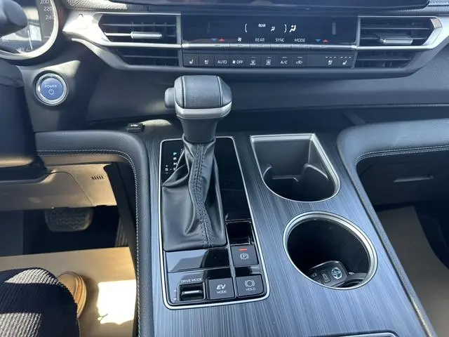 TOYOTA Saina Facelifted dual engine 2.5L Premium Edition