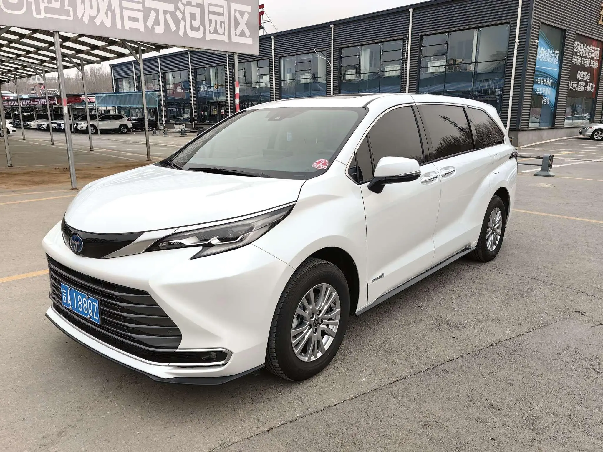 TOYOTA Saina 2.5L Hybrid Premium Edition