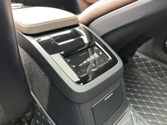 Volvo Volvo S90 PHEV T8 four-wheel drive long battery life Zhiya Deluxe Edition