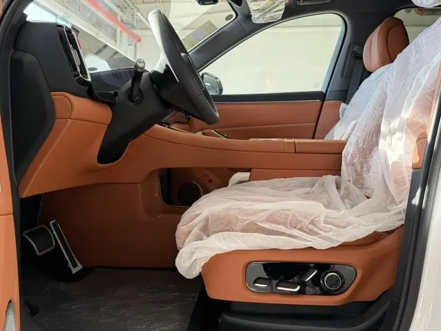 AITO Ask the world M8 Pure electric Max+ six-seater four-wheel drive version