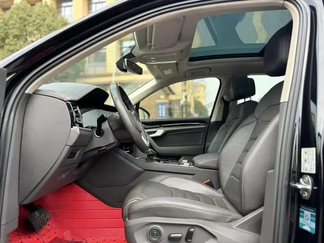Volkswagen Touareg 3.0 TSI Sharp Front Version Country V