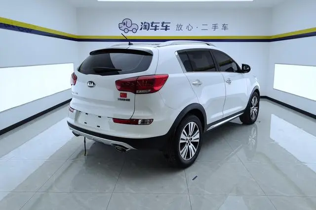 Kia Smart running 2.0L automatic two-wheel drive version DLX