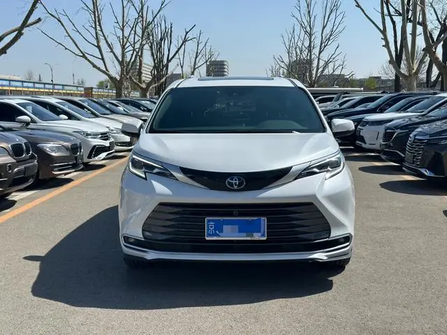 TOYOTA Saina Facelifted dual engine 2.5L Premium Edition