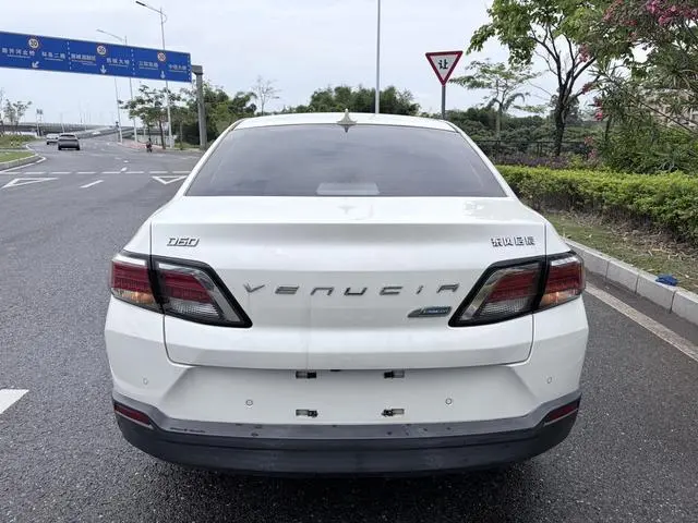 Venucia Qichen D60 1.6L XL CVT Zhilian Elite Edition (ISS)
