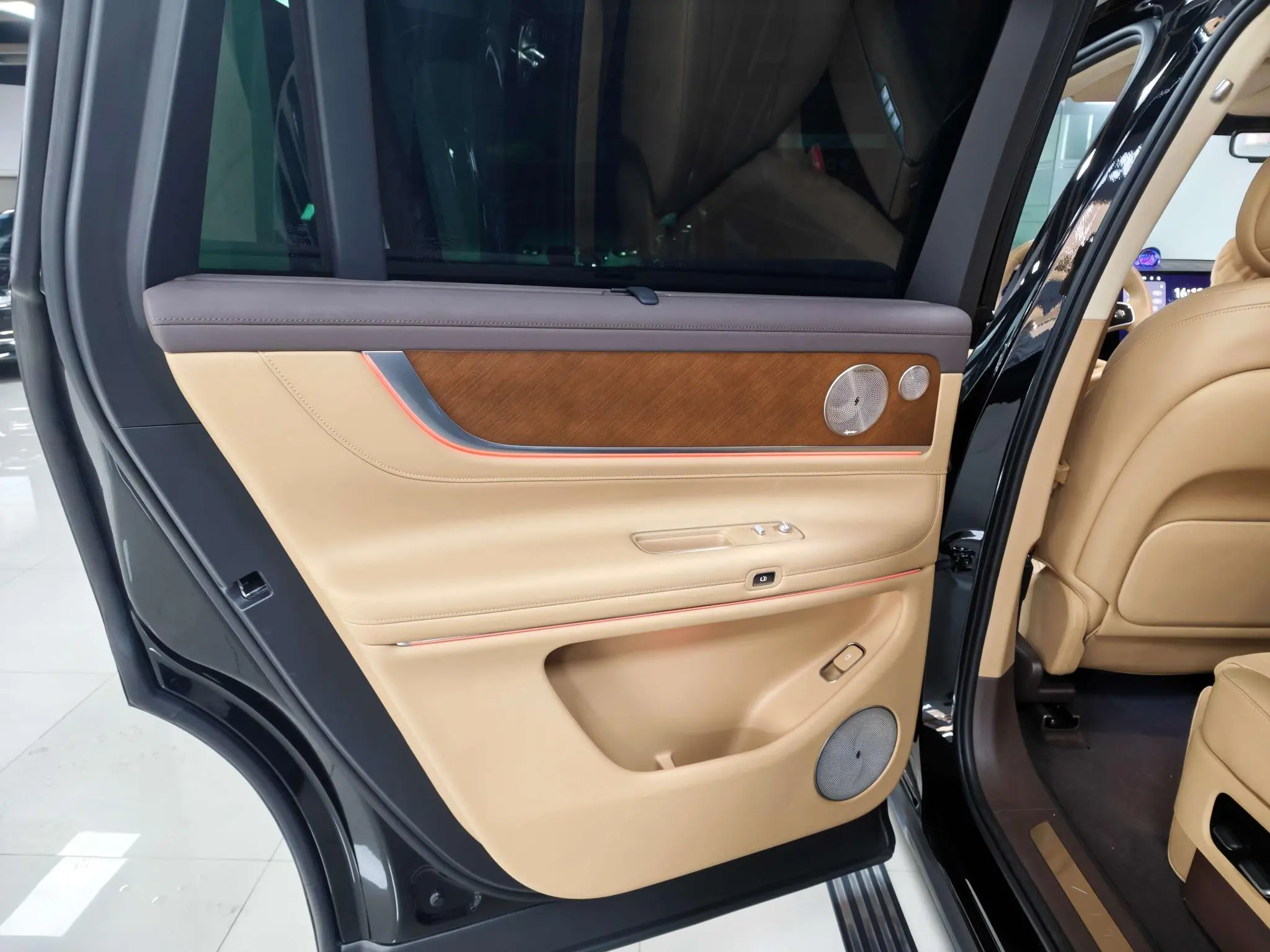 AITO Ask the world M9 Extended range Ultra six-seater version