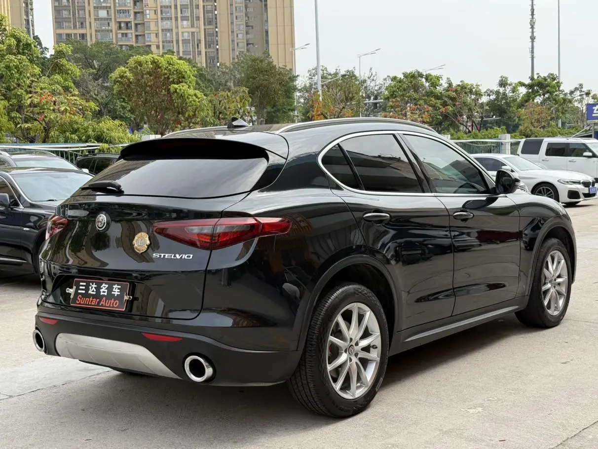Alfa Romeo Stelvio 2.0T 200HP Deluxe Edition