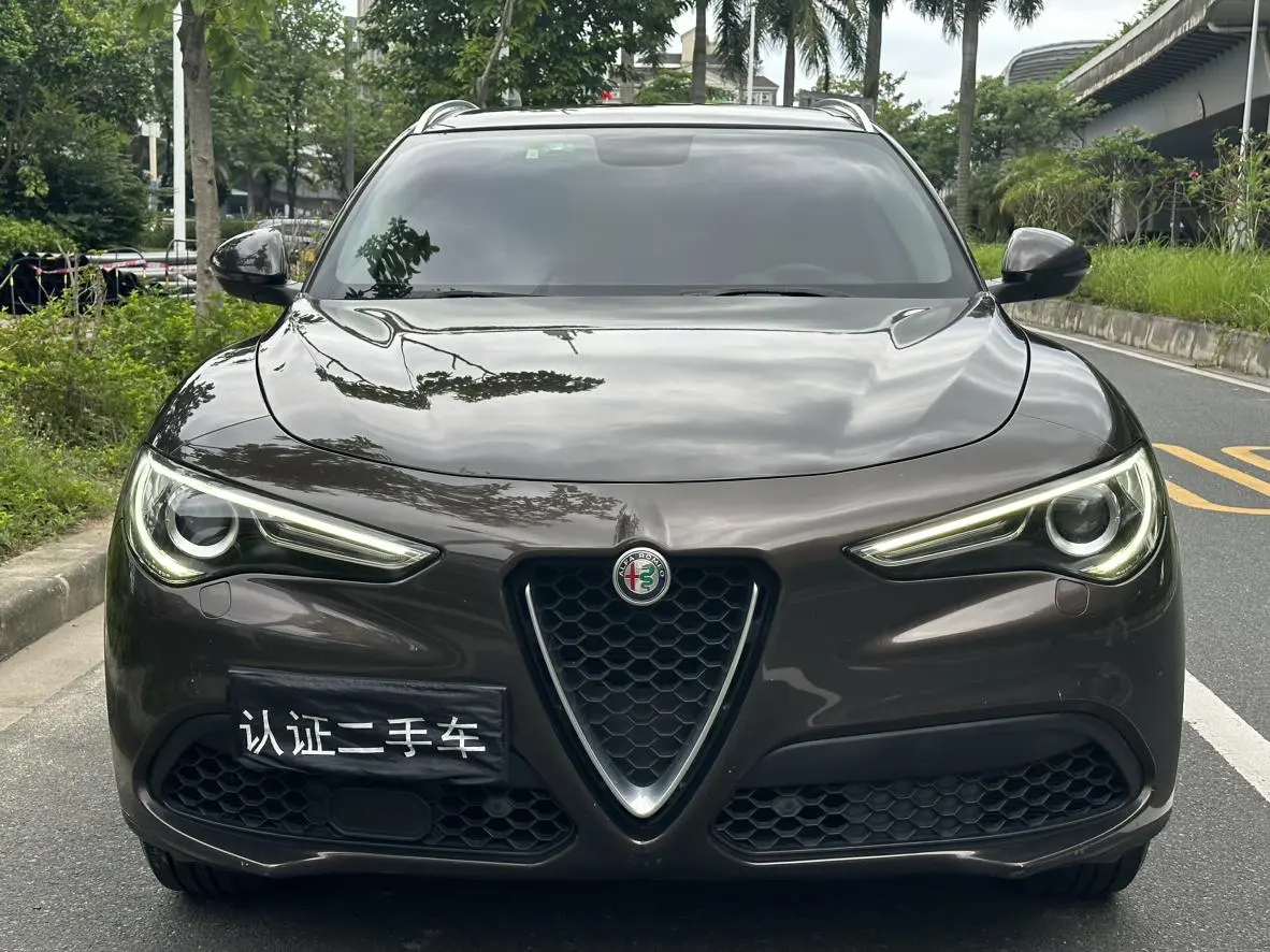 Alfa Romeo Stelvio 2.0T 280HP Deluxe Edition