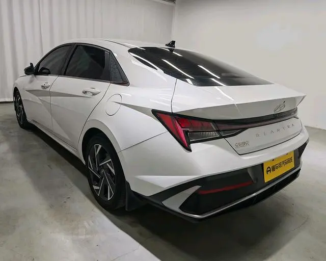 Hyundai Elantra 1.5L CVT LUX Premium Edition