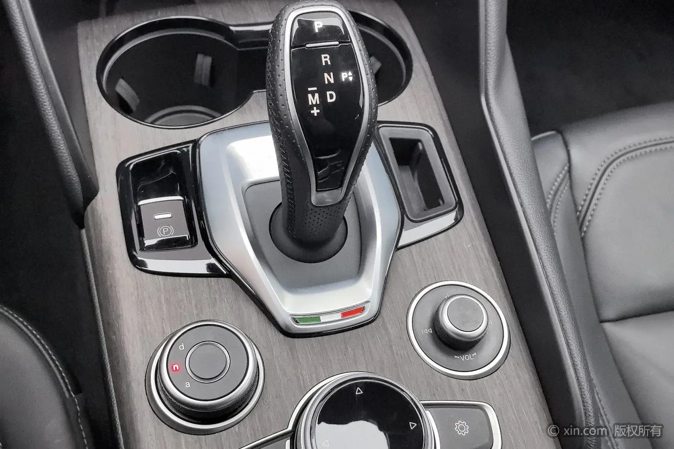 Alfa Romeo Giulia 2.0T 280HP Ti driving control version