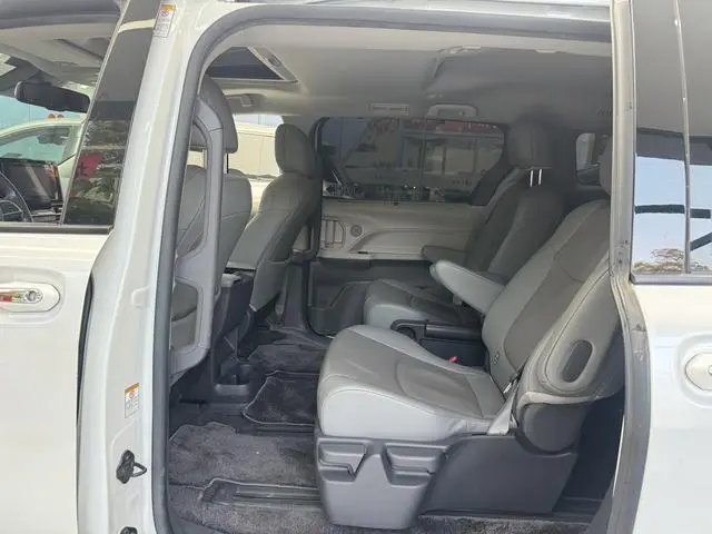 TOYOTA Saina 2.5L Hybrid Deluxe Edition
