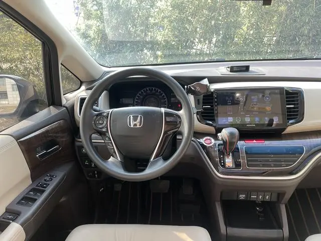 Honda Odyssey 2.4L Deluxe Edition