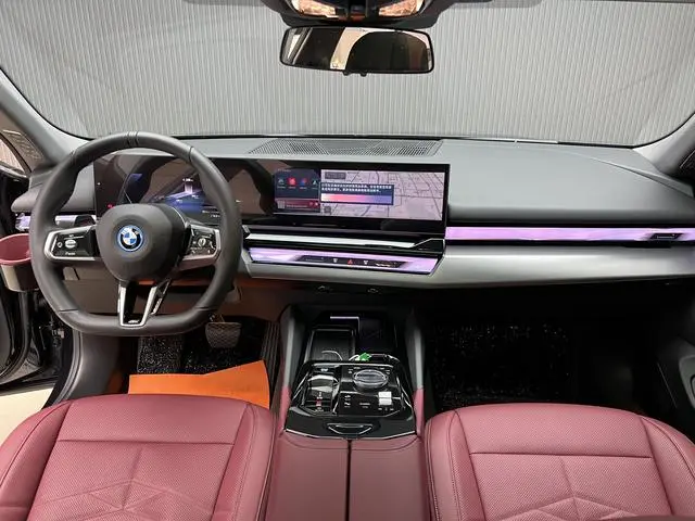 BMW BMW i5 eDrive40L M sports suit