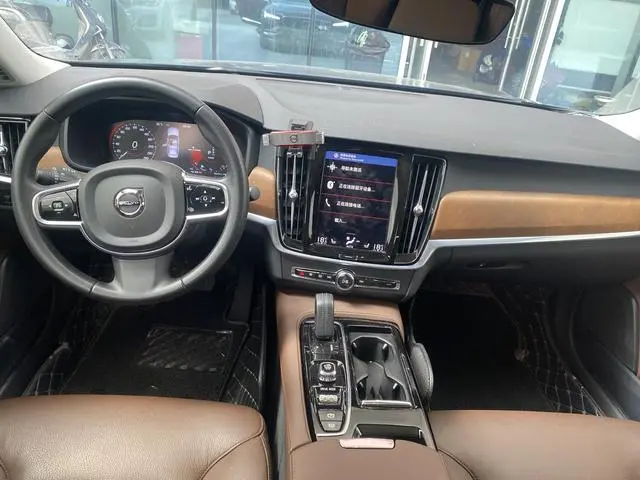 Volvo Volvo S90 PHEV Facelift 2.0 T T8 E-drive hybrid Zhiyi Deluxe Edition