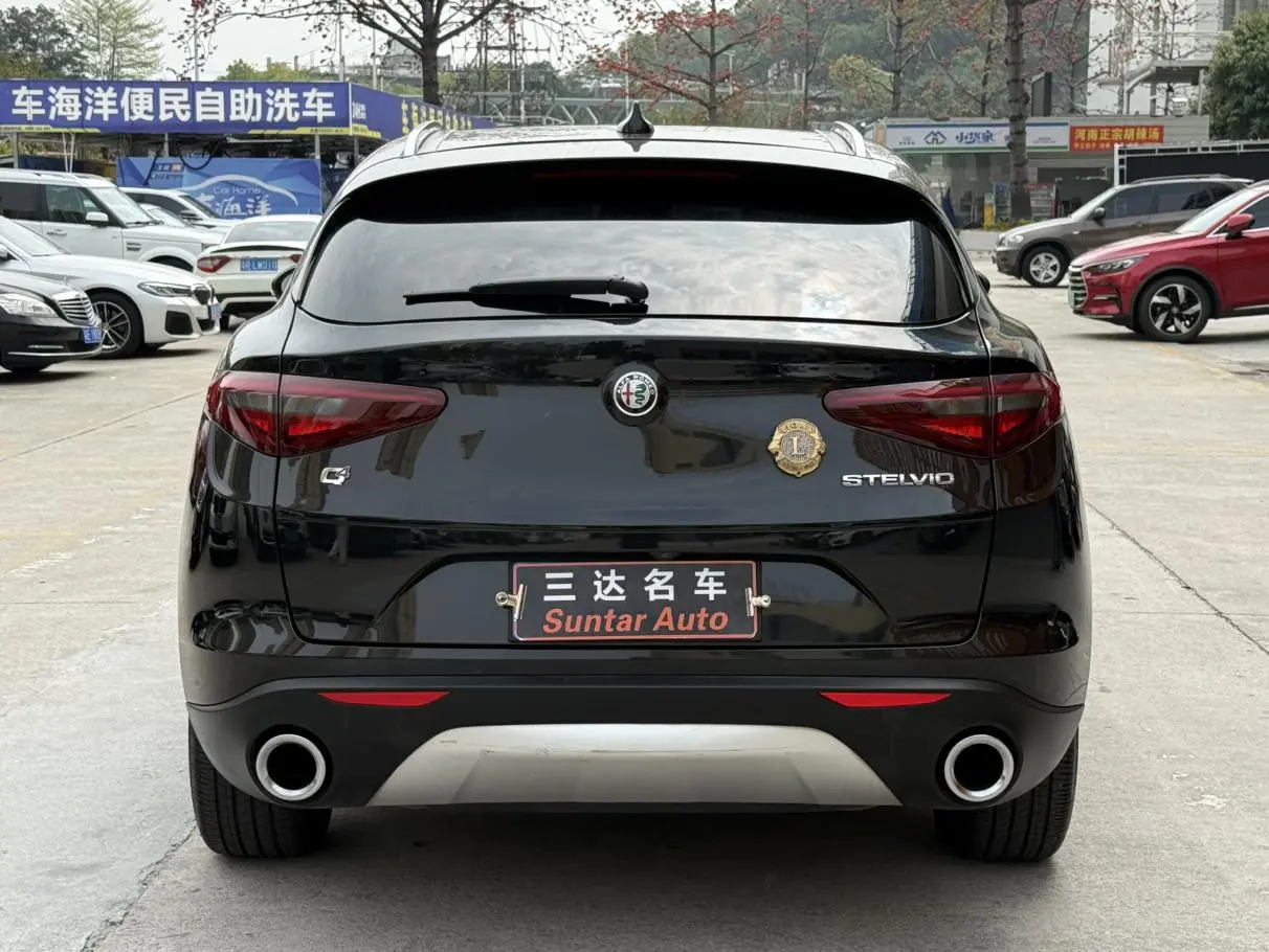 Alfa Romeo Stelvio 2.0T 200HP Deluxe Edition