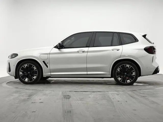 BMW BMW iX3 Creative collar type