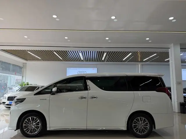 TOYOTA Elfa Dual Engine 2.5L Premium Edition
