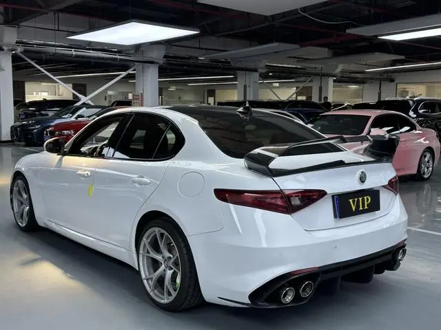 Alfa Romeo Giulia 2.0T 200HP Deluxe Edition