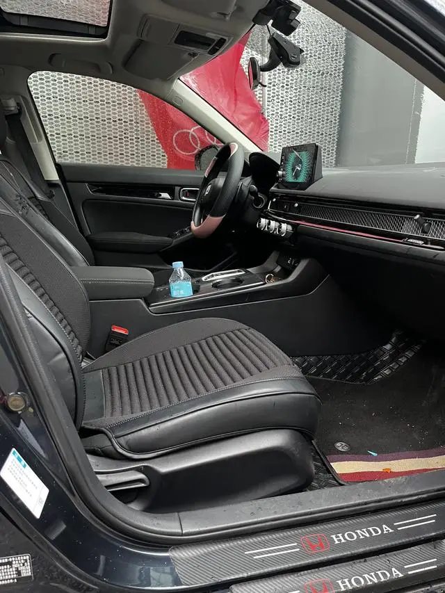 Honda Civic 2.0L e: HEV Pioneer Edition