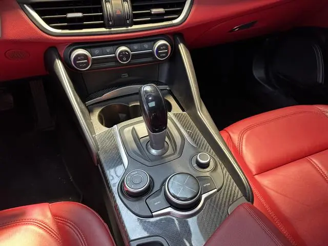 Alfa Romeo Giulia 2.0T 200HP Deluxe Edition