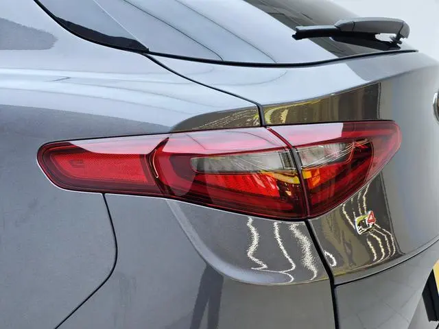 Alfa Romeo Stelvio 2.0T 280HP Deluxe Edition