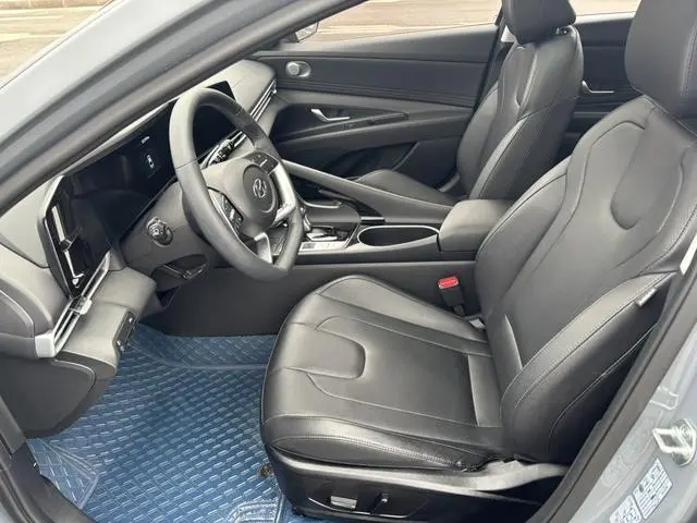 Hyundai Elantra 1.5L CVT LUX Premium Edition