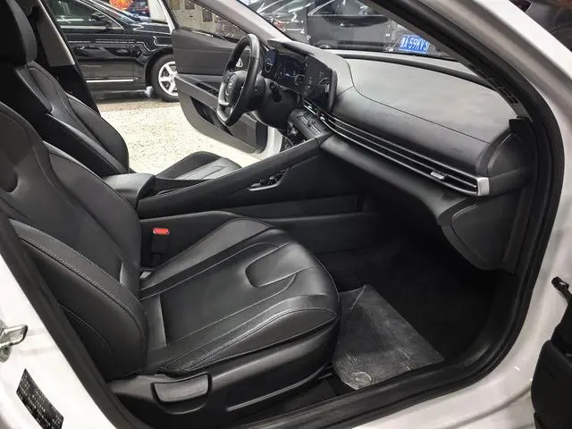 Hyundai Elantra 1.5L CVT LUX Premium Edition