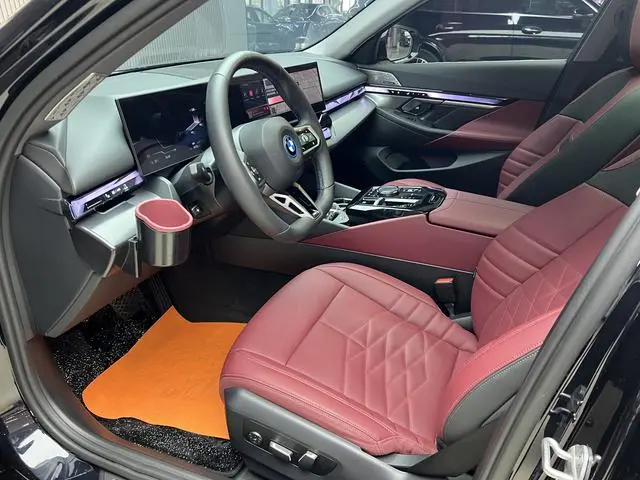 BMW BMW i5 eDrive40L M sports suit