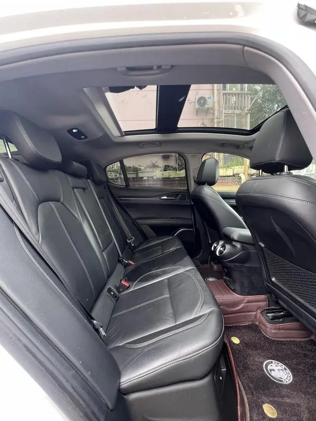 Alfa Romeo Stelvio 2.0T 200HP Deluxe Edition