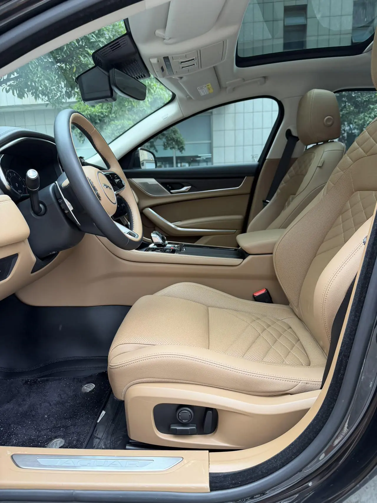 Jaguar Jaguar XFL 2.0T P250 two-wheel drive exclusive luxury gilt version