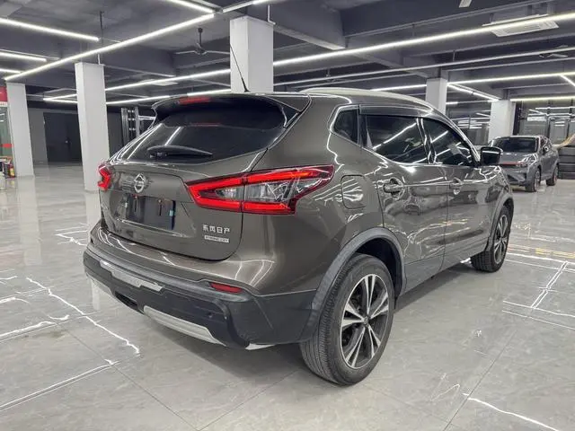 Nissan Qashqai 2.0L CVT Deluxe Edition