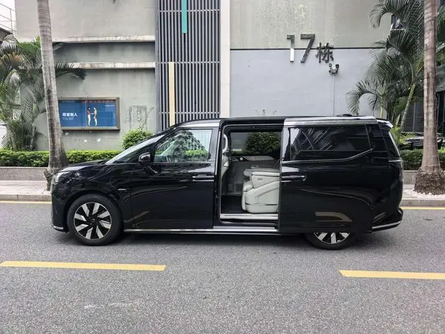 Volvo Volvo EM90 Ultra six seats