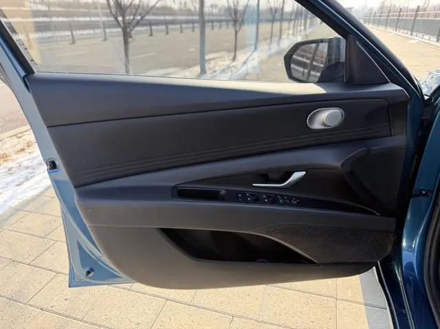 Hyundai Elantra 1.5L CVT LUX Premium Edition