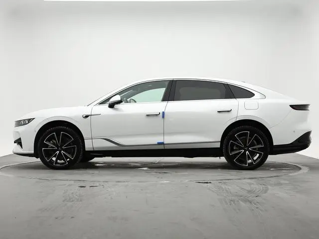 VOYAH Lantu chasing light PHEV Ultra-long battery life, four-wheel drive ultimate edition
