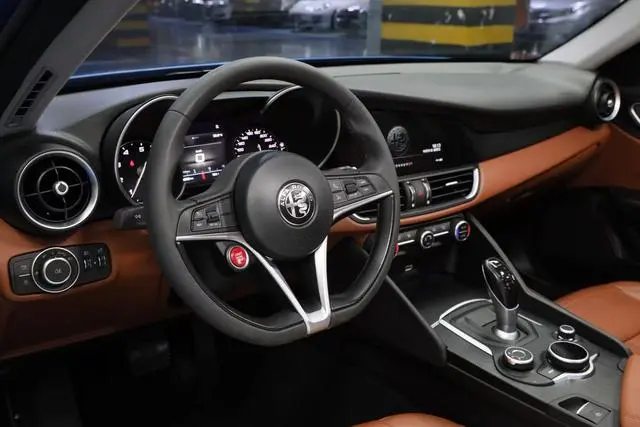 Alfa Romeo Giulia 2.0T 200HP Deluxe Edition
