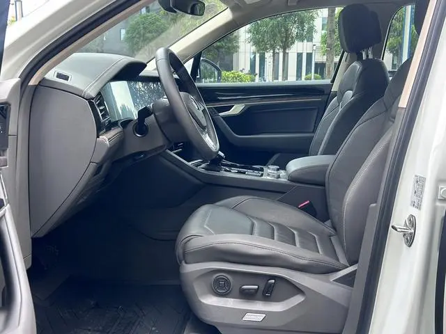 Volkswagen Touareg 3.0 TSI Sharp Front Version Country V