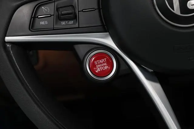 Alfa Romeo Giulia 2.0T 200HP Deluxe Edition